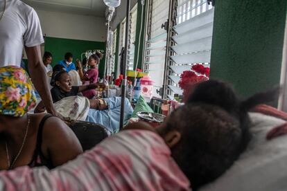 Las víctimas del terremoto siguen llegando con sus familiares desde las zonas rurales a los hospitales del Departamento Sur. Muchos presentan complicaciones médicas después de haber intentado curas con medios tradicionales en las zonas más aisladas, donde los centros de salud han sido destruidos y no cuentan con los medios necesarios para tratarlos. Unicef, ante la demanda de medicamentos, apoyó a los tres hospitales principales en la región con el envío de suministros médicos y material quirúrgico menos de 24 horas después del seísmo.