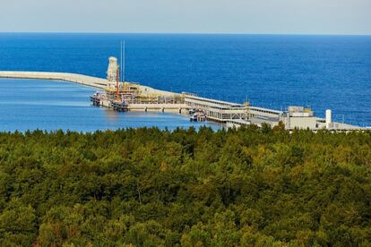 La terminal está construida en mitad de un parque natural. Su espigón mide tres kilómetros.