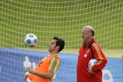 El delantero del Sevilla, Álvaro Negredo ( i) , controla el balón ante la mirada del selecionados Vicente del Bosque, durante un entrenamiento de la Seleción Española de fútbol en la concentración en Las Rozas ( Madrid) , preparatoria para el partido contra Armenia de la fase previa del Mundial 2010.