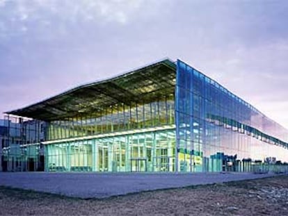 Exteriormente el edificio recuerda un hangar.