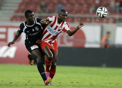 Abidal lucha por el balón con Adeleye 