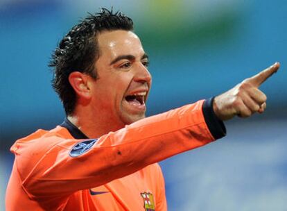 Xavi celebra su gol, el primero del Barça.