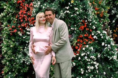 Cicciolina, embarazada de su hijo, posa junto a Jeff Koons en la localidad alemana de Bad Arolsen, en junio de 1992.