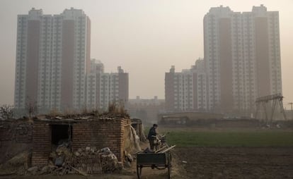 Un hombre frente a su casa en la provincia de Hebei (China).
