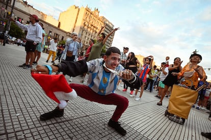 Decenas de personas bailan antes de una cena solidaria llamada 'Ninguna familia sin Navidad', frente al Congreso Nacional de Buenos Aires, Argentina, el 24 de diciembre.