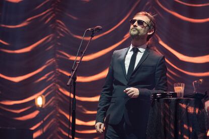 Neil Hannon durante un concierto en Le Grand Rex de París en 2022.