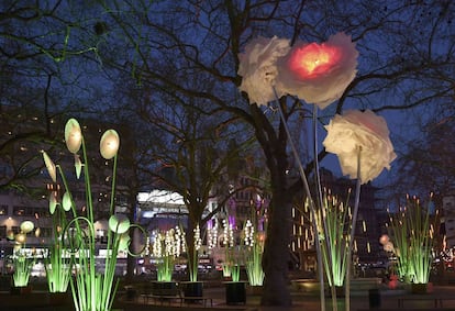 'Garden of Light' es la obra del artista Tilt, instalada en Leicester Square, Londres.