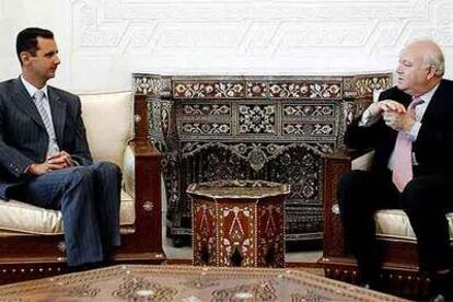 El presidente sirio, Bachar el Asad (izquierda), y Miguel Ángel Moratinos, durante su entrevista ayer en Damasco.