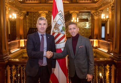 Muniain, junto al presidente del Athletic, Josu Urrutia.