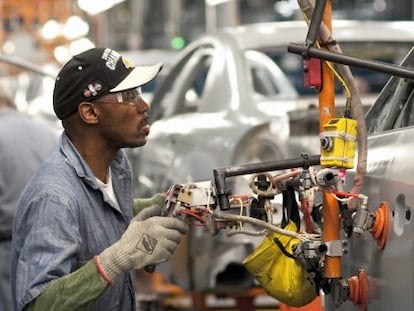 Un trabajador de una f&aacute;brica de autom&oacute;viles. EFE/Archivo