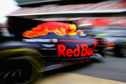 El holandés Max Verstappen pilota su Red Bull Racing-TAG Heuer RB13 a la salida del garaje de la escudería Red Bull.