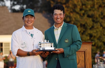 Matsuyama y su caddie, tras ganar el Masters.