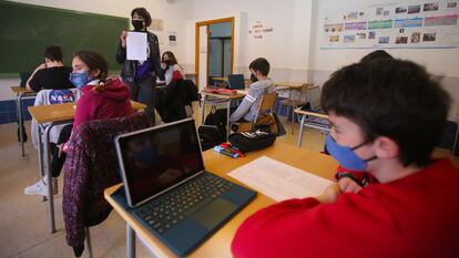 Una clase de ámbito lingüístico en primero de la ESO en un instituto público del municipio valenciano de Alcoi, en marzo de 2021.