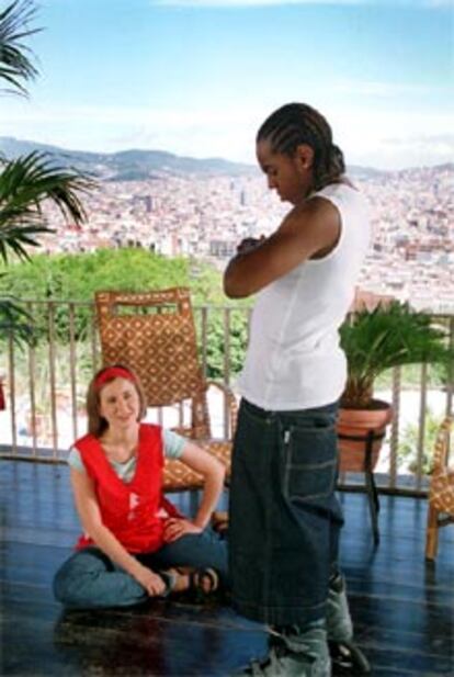 Alicia González y Bradley McIntosh, con Barcelona al fondo.