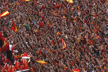 El autobús que traslada a La Roja avanza por las calles de Madrid mientras Torres sostiene la copa.