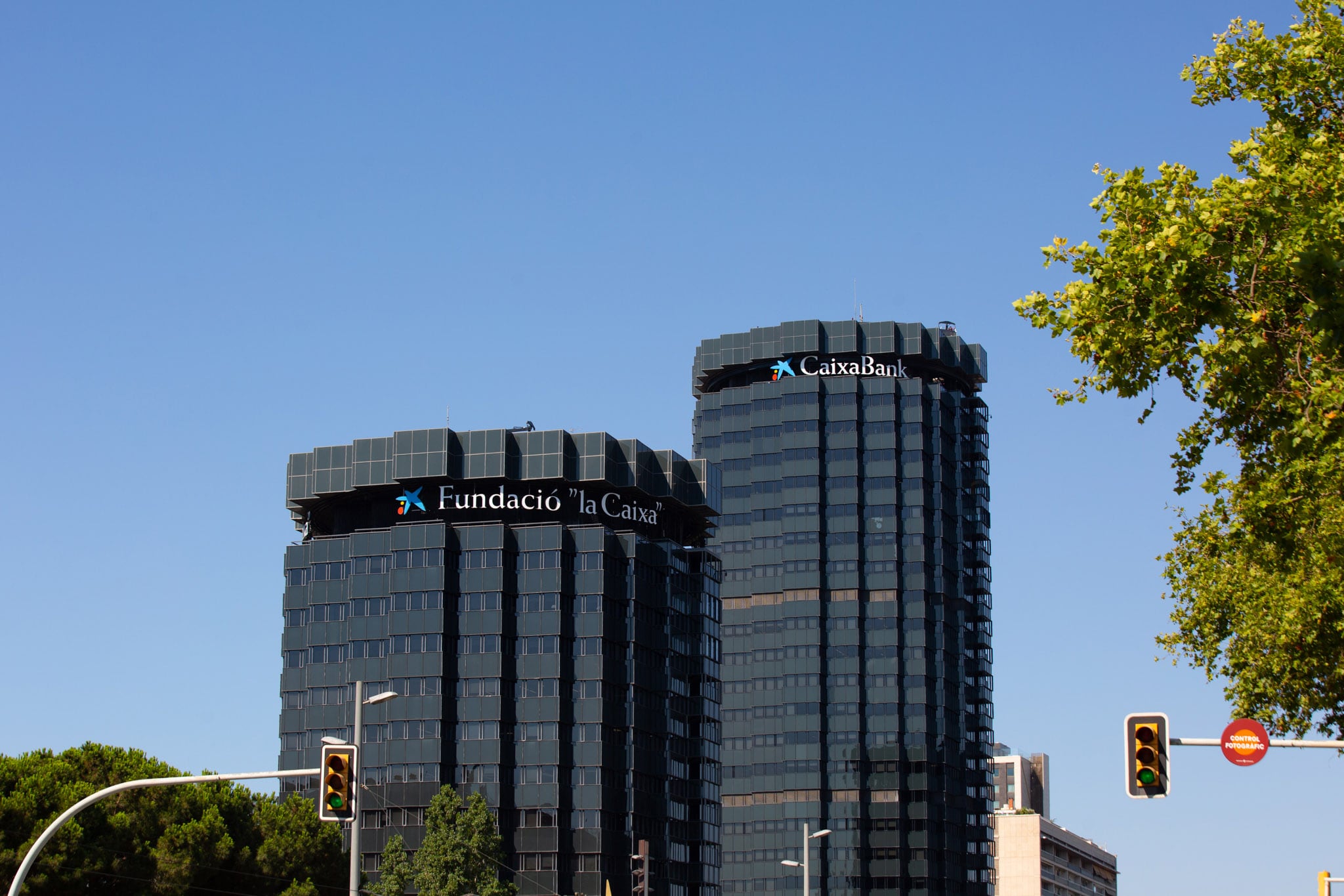 Fachada de edificios de CaixaBank en la Avenida Diagonal en Barcelona.