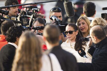 Rodeada por medios de comunicación la tonadillera Isabel Pantoja a llegada a la Audiencia de Málaga.