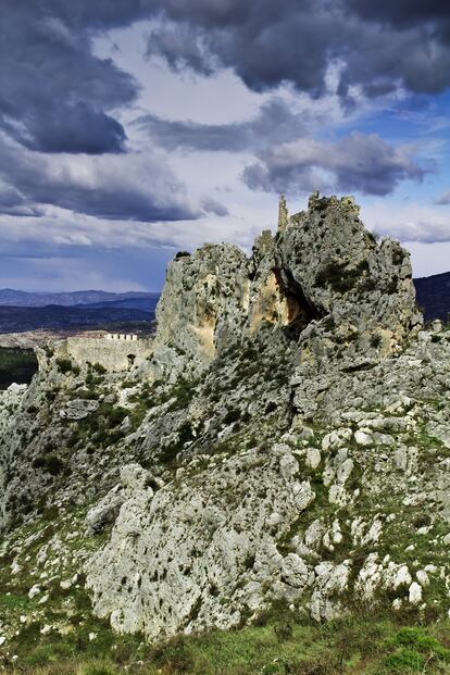 Ruinas del castillo de Alcalà de la Jovada, donde residió Al-Azraq.