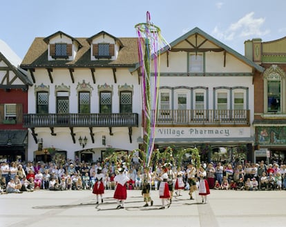 Imagen de la serie 'Babarian by law', de un pueblo del Estado de Washington cuyos habitantes se disfraza de bávaros. La exposición puede verse hasta el 11 de septiembre y pertenece al programa oficial de PHotoEspaña.