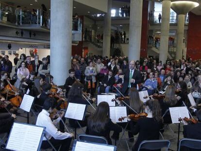 La orquesta del Conservatorio José Castro Ovejero de León actúa en el atrio del Palacio Euskalduna dentro del Festival Musika-Música.