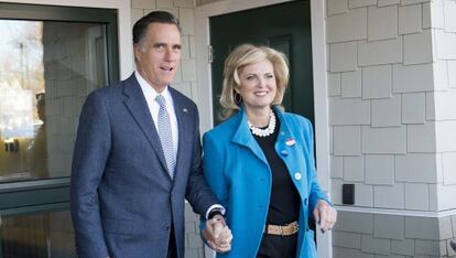 Romney y su esposa, a la salida del colegio electoral.