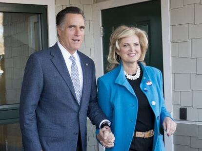 Romney y su esposa, a la salida del colegio electoral.
