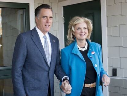 Romney y su esposa, a la salida del colegio electoral.