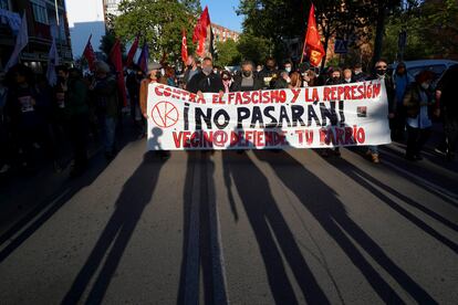 Cabecera de la manifestación que la tarde de este viernes 16 de abril de 2021 ha tenido lugar en Vallecas.