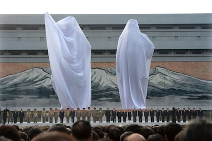 Kim Jong-Un, junto a la cúpula militar del país, espera la inauguración de la dos estatuas gigantes de su padre y de su abuelo, en el centro de Pyongyang.