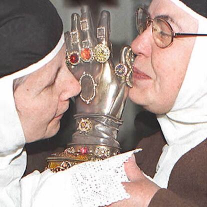 Dos monjas carmelitas besan la 'Santa mano' , el llamado brazo incorrupto de Santa Teresa en una imagen de 1997