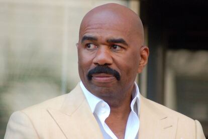 El cantante Steve Harvey vivió un año en su coche y se aseaba en hoteles y en los baños de las gasolineras.