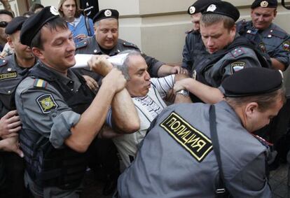 La policía detiene a Kaspárov el viernes, después de que se conociera la condena contra las Pussy Riot.