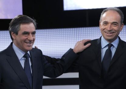 El ex primer ministro franc&eacute;s Fran&ccedil;ois Fillon y su adversario en las primarias, Jean-Fran&ccedil;ois Cop&eacute;, antes de un debate, en octubre.