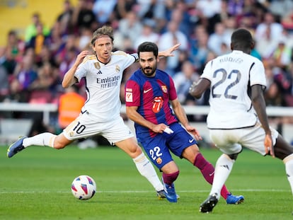 Ilkay Gündogan disputa un balón frente a Luka Modric y Antonio Rudiger en el Clásico de la primera vuelta en LaLiga.