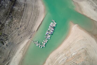 Barcos amarrados en el poco agua que queda en una parte del embalse de Entrepeñas, la segunda reserva de agua  más grande que alimenta el río Segura.