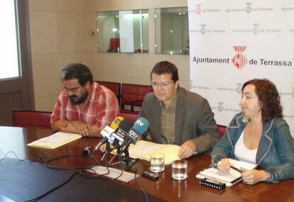 A l'esquerra, Carles Feiner en una imatge d'arxiu a l'Ajuntament de Terrassa.