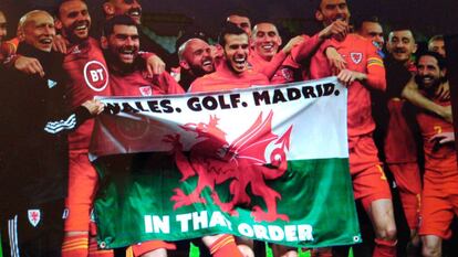 Bale, con la bandera que dice: Gales. Golf. Madrid. En ese orden.