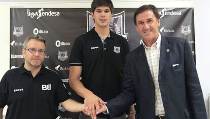 El presidente del Bilbao Basket, Xabier Jon Davalillo, a la derecha y el entrenador Oscar Lata, este lunes en la presentación de Marko Todorovic (centro).