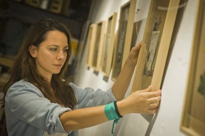 Marta Costa Planas, con sus obras, en la galería barcelonesa Moraina.