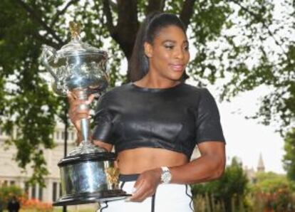 Serena Williams posa con la Copa Daphne Akhurst, el trofeo femenino del Abierto de Australia.