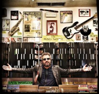 El músico Carlos Tarque, en una tienda de discos en Madrid, en 2016.
