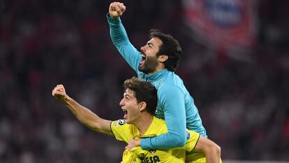 Pau Torres y Vicente Iborra celebran el pase a semifinales de la Champions tras eliminar al Bayern.