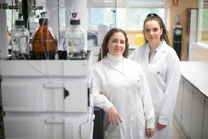Belén Fernández Requena y Carolina González Riaño, investigadoras del Centro de Metabolómica y Bioanálisis (CEMBIO), de la Universidad CEU San Pablo.
