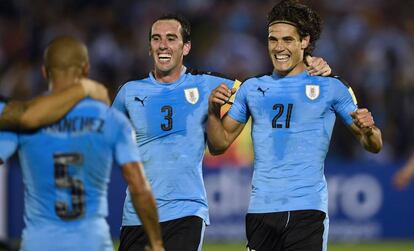 God&iacute;n y Cavani festejan sus goles contra Venezue