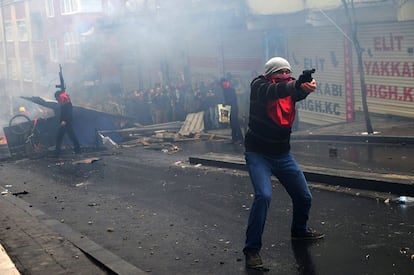 Um homem aponta sua arma à polícia turca em Istambul, nos confrontos ocorridos durante um protesto em memória de um adolescente assassinado em 2013 nas manifestações contra o Governo.