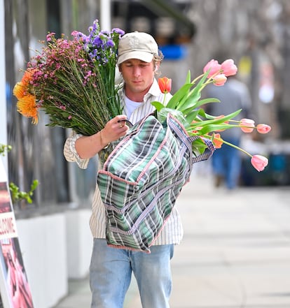 Jeremy Allen White saliendo de un mercado de agricultores de su barrio, en Studio City, Los Ángeles, el 25 de febrero de 2024.
