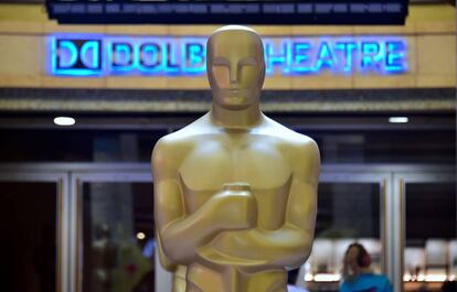 Oscar frente al Dolby Theater de los Ángeles