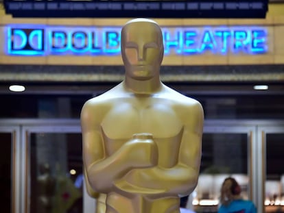 Oscar frente al Dolby Theater de los Ángeles
