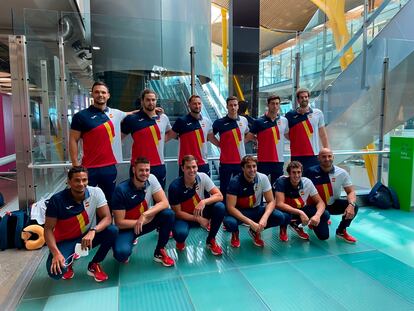 Los componentes de la Selección Nacional de Waterpolo masculino posan en el Aeropuerto Internacional Adolfo Suárez-Madrid Barajas, este jueves, antes de partir hacia Tokio.
