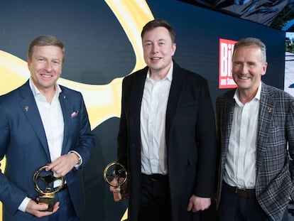 Oliver Zipse (izquierda), presidente del Consejo de Administración de BMW; Elon Musk, CEO de Tesla; y  Herbert Diess, presidente del Consejo de Administración de Volkswagen, en noviembre pasado.